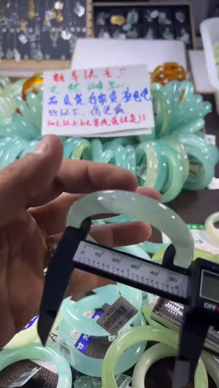 未镶嵌蛇纹石玉手镯1