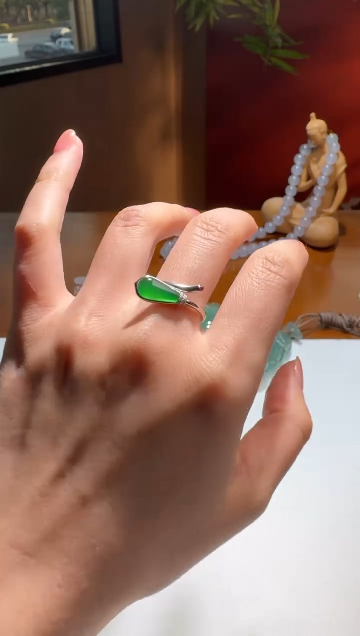 【闪购商品】翡翠戒指18K金镶嵌舒雅