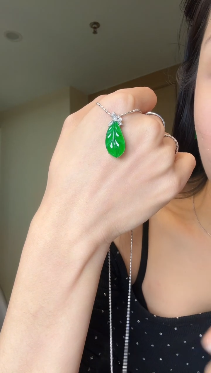 【闪购商品】翡翠吊坠(不含链)18K金镶嵌天然翡翠吊坠