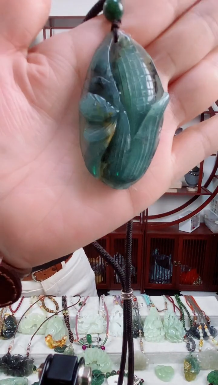 未镶嵌岫玉颈饰1