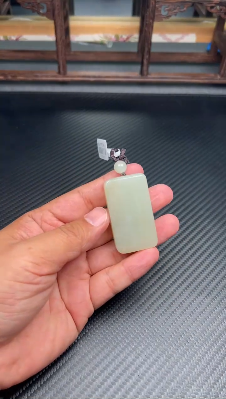 吊坠(赠链)未镶嵌和田玉且末微色差近矿吊坠