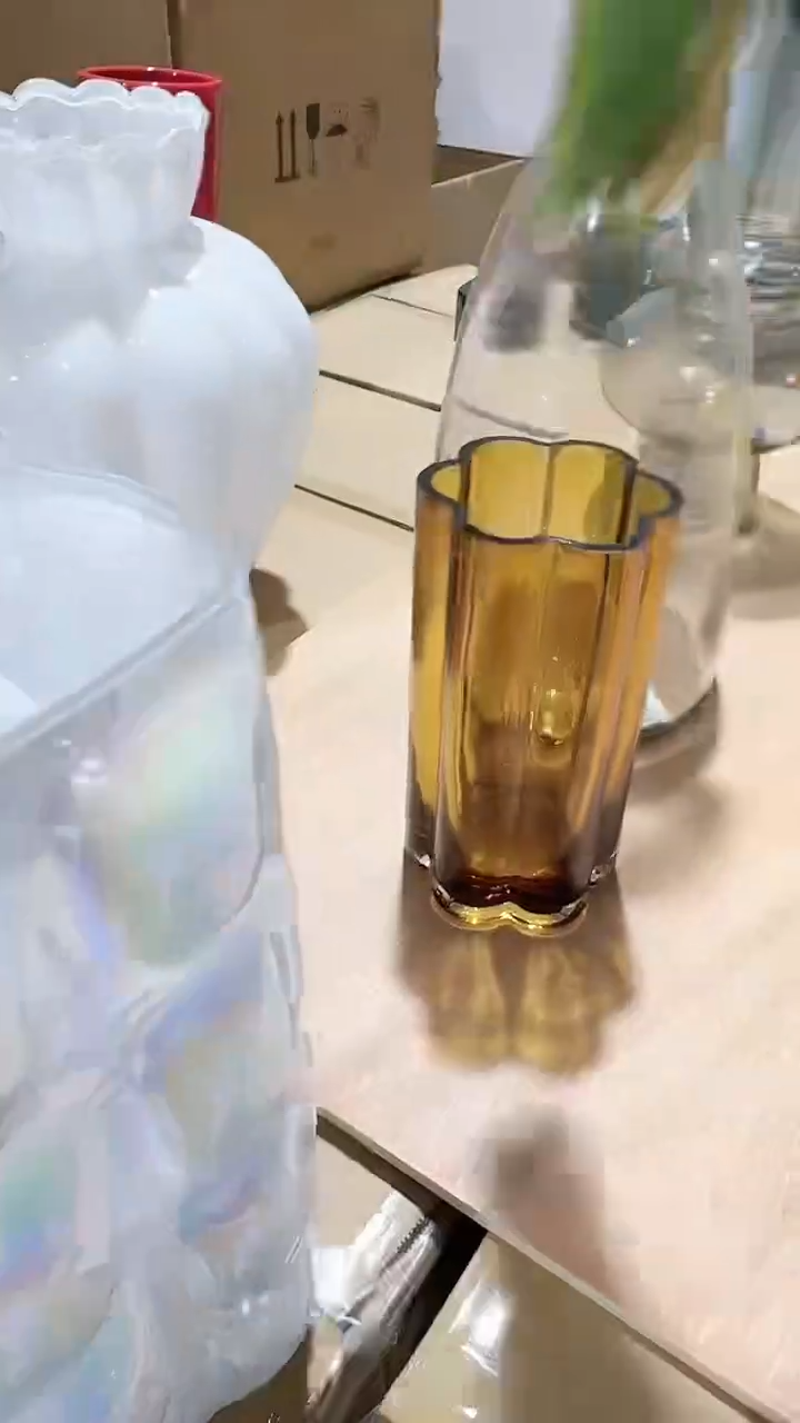 【闪购商品】玻璃琥珀色花口瓶