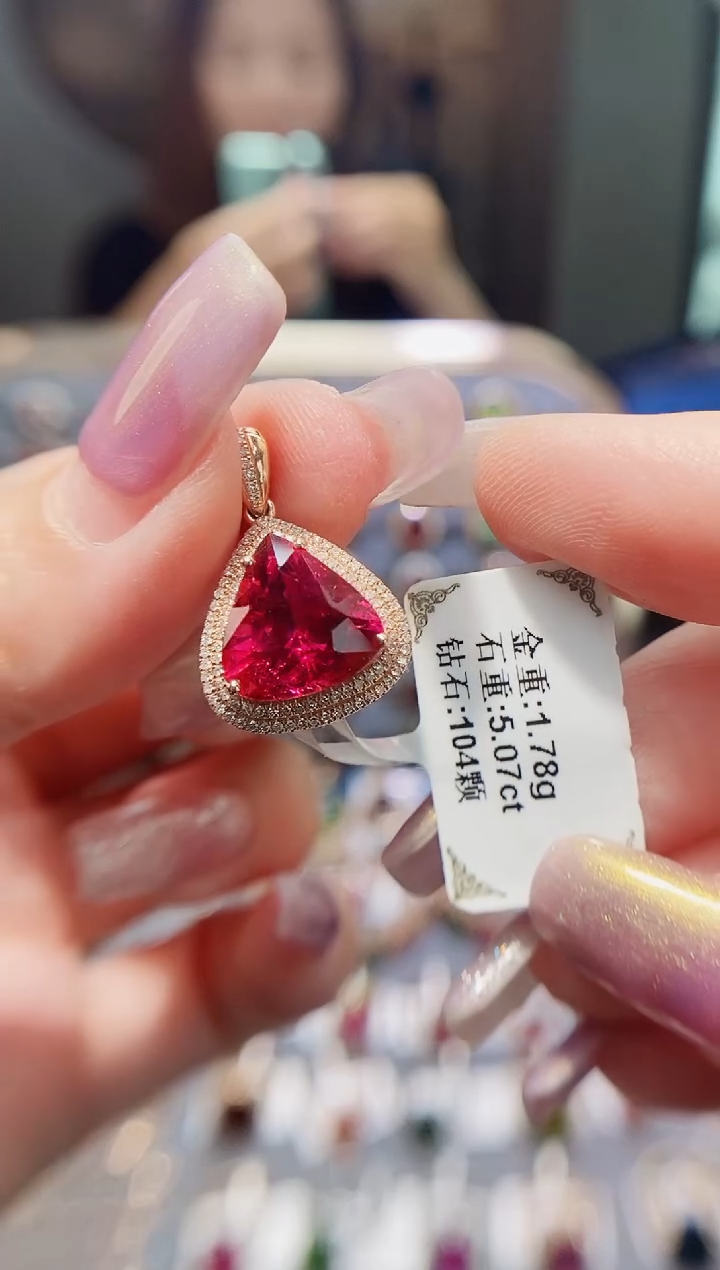 18K金镶嵌颈饰碧玺5.07.