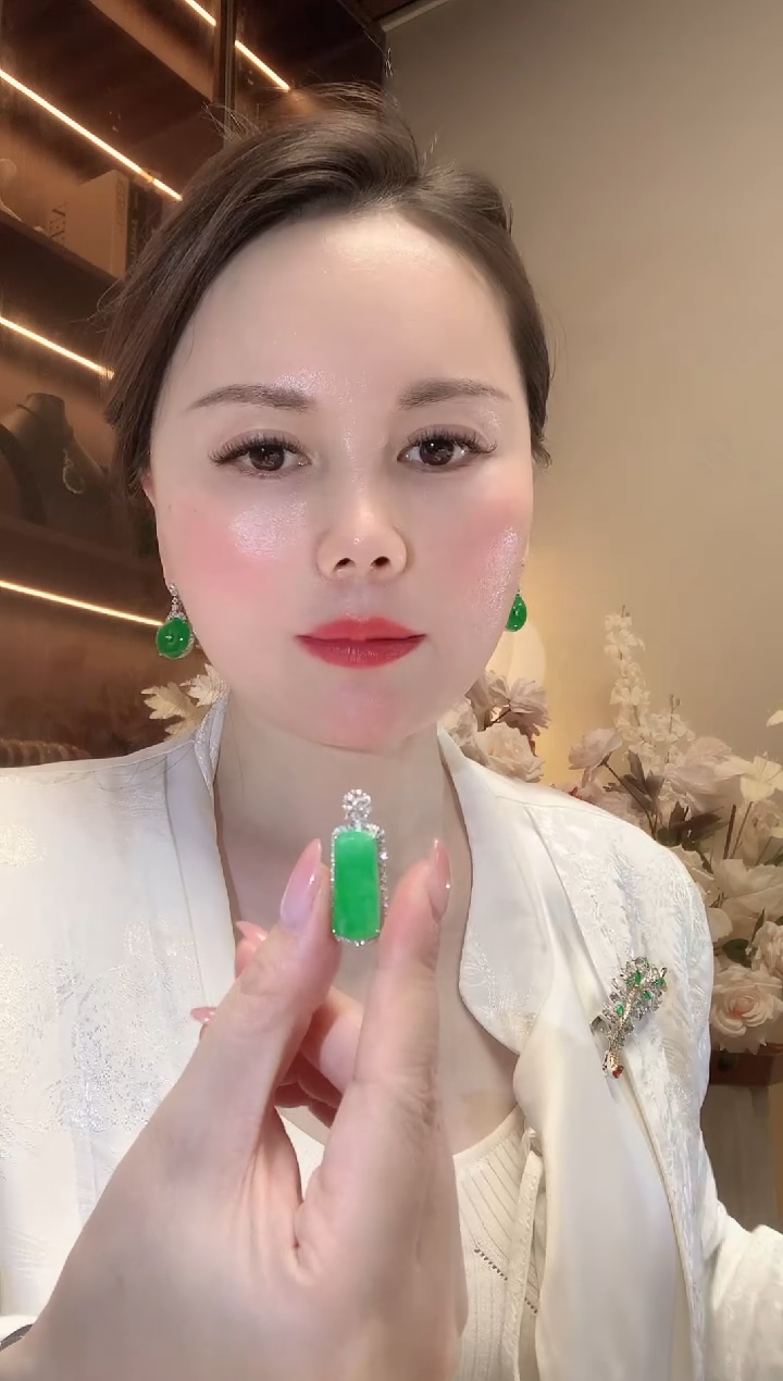 【闪购商品】翡翠吊坠(不含链)18K金镶嵌D40 