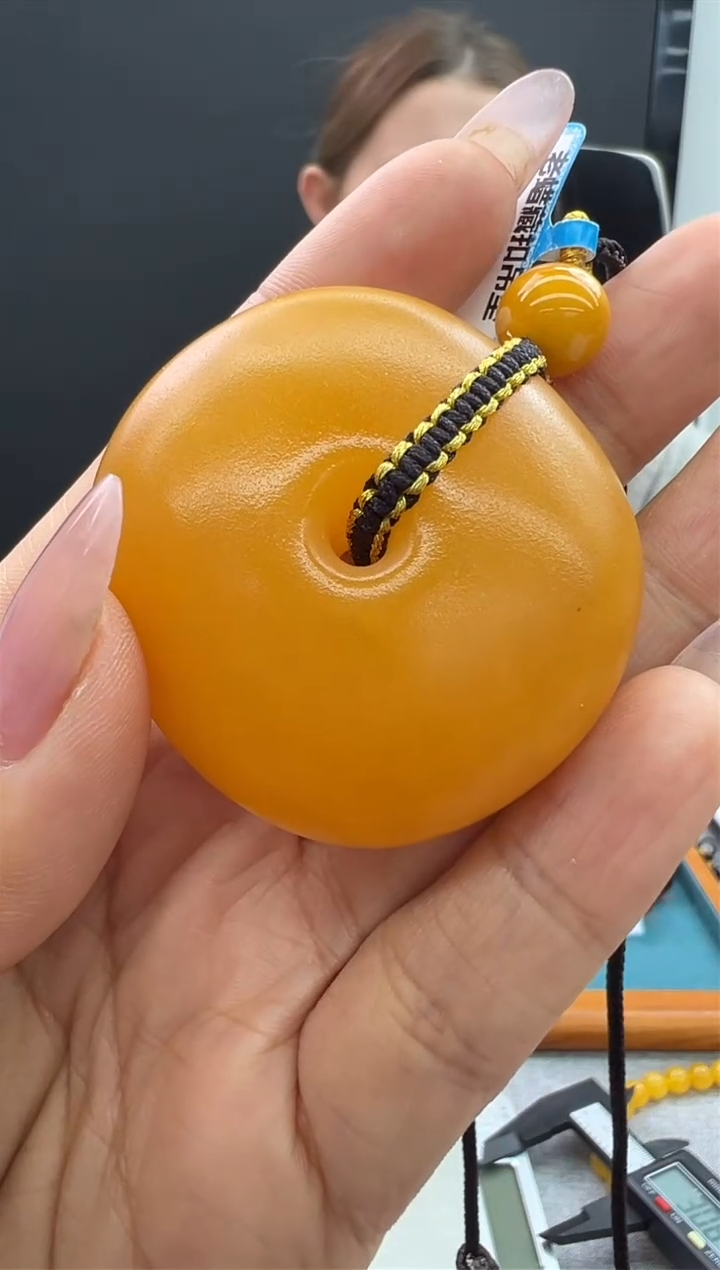 【闪购商品】琥珀颈饰未镶嵌188秒拍号