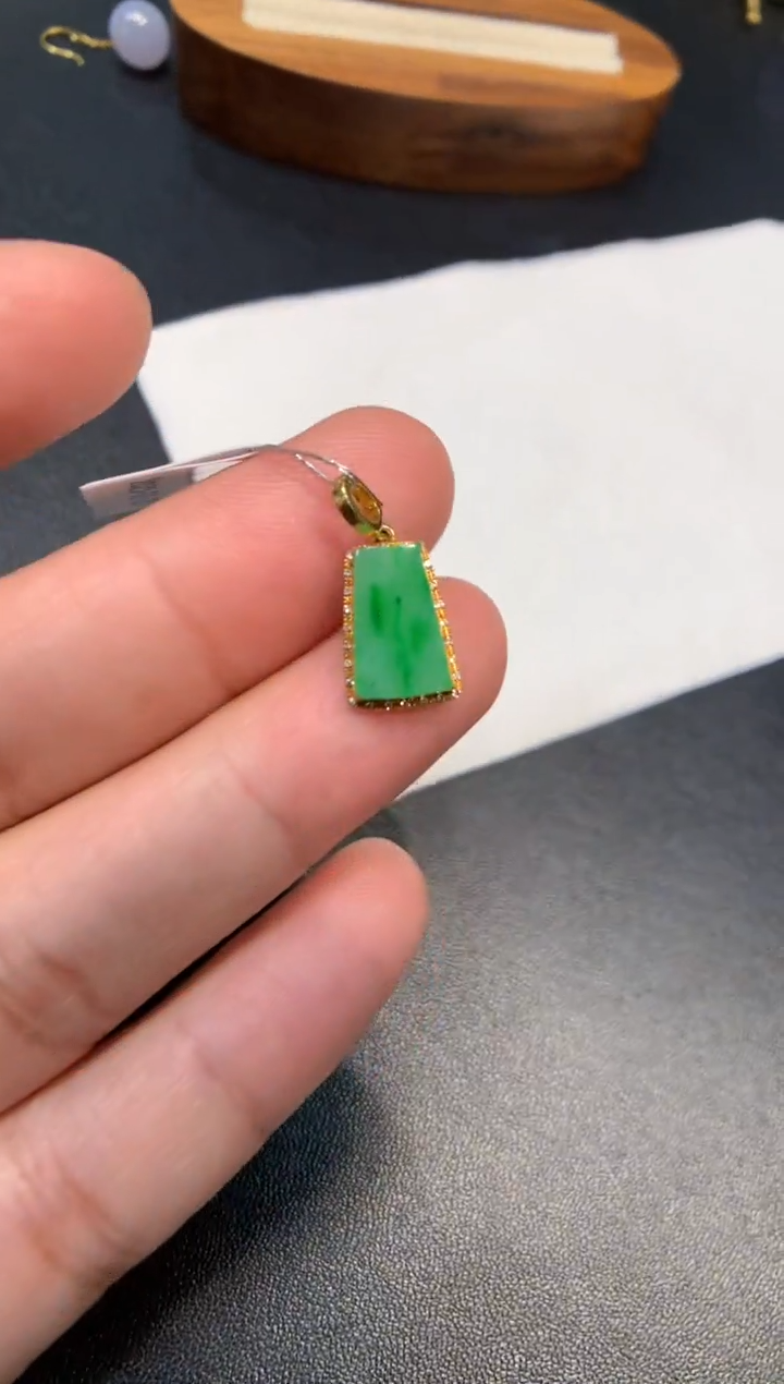 颈饰18K金镶嵌翡翠无事牌