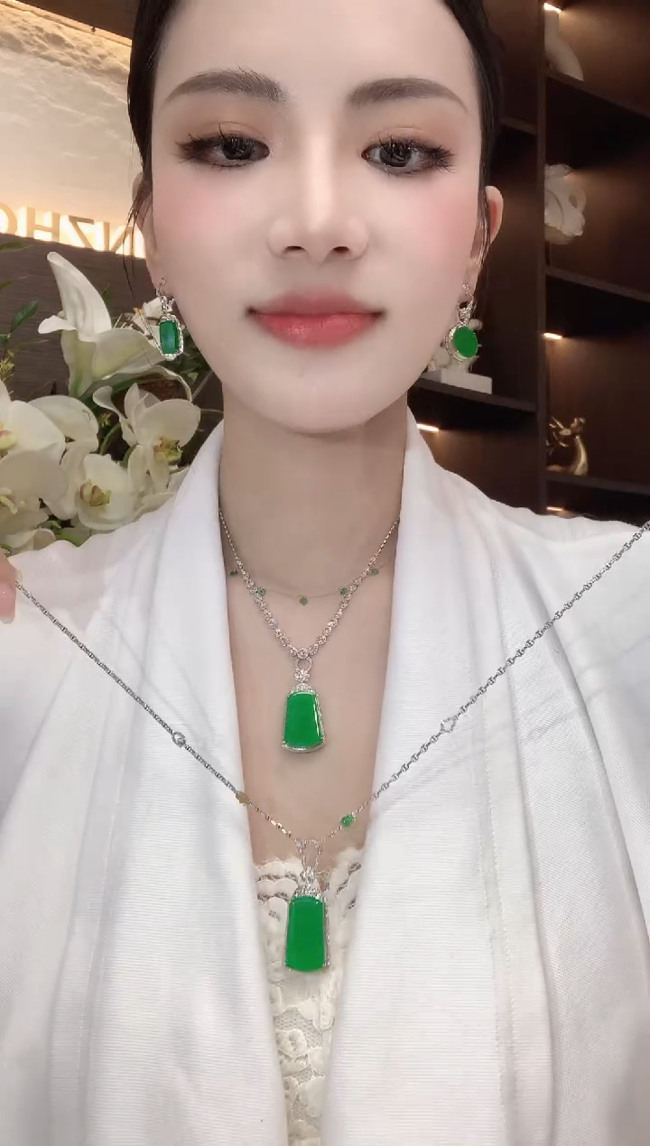 吊坠(不含链)18K金镶嵌翡翠A37 多样性发一件