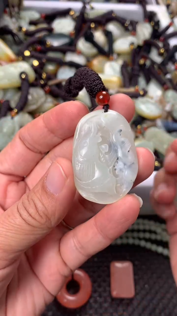 【闪购商品】和田玉颈饰未镶嵌多样性发货没有证书.拍一发一，有瑕