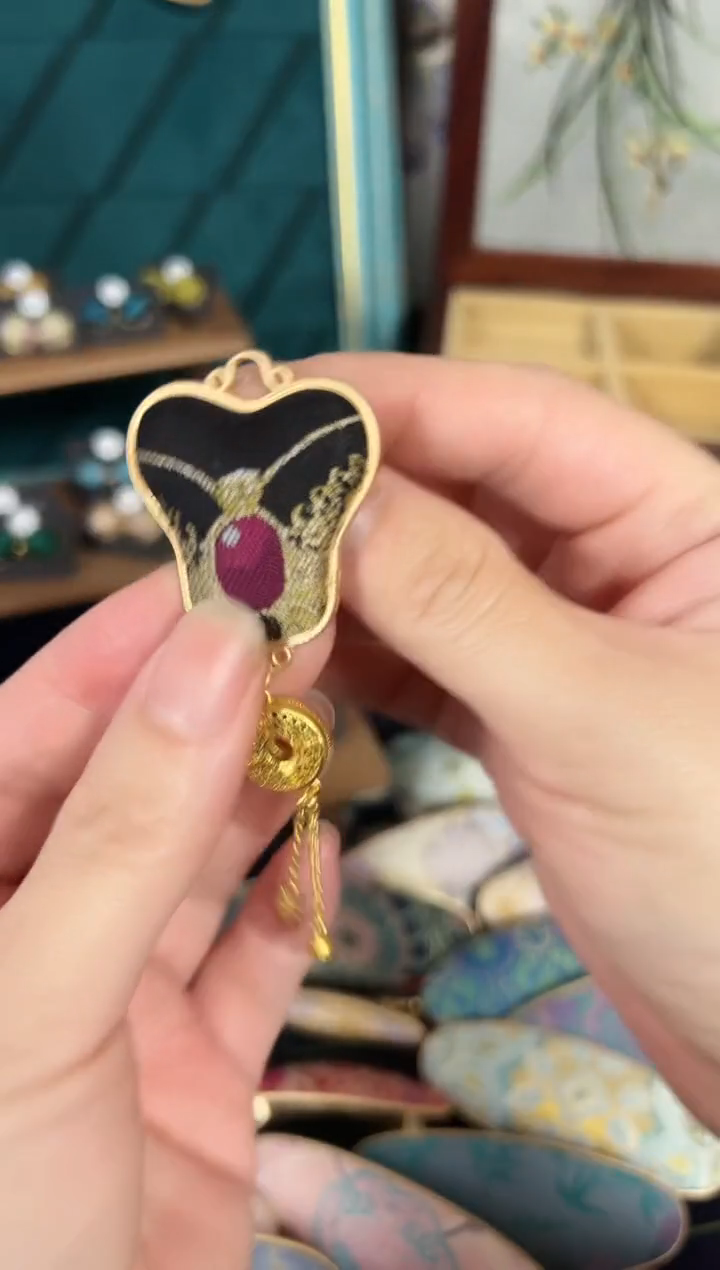 【闪购商品】【一物一拍初五发】芭蕉黑金蝴蝶胸针