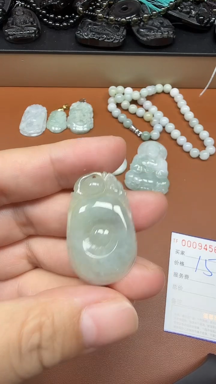 翡翠未镶嵌颈饰福贝