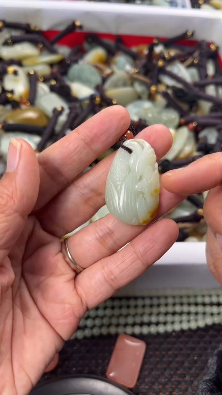 【闪购商品】和田玉颈饰未镶嵌多样性发货没有证书拍一发一有瑕