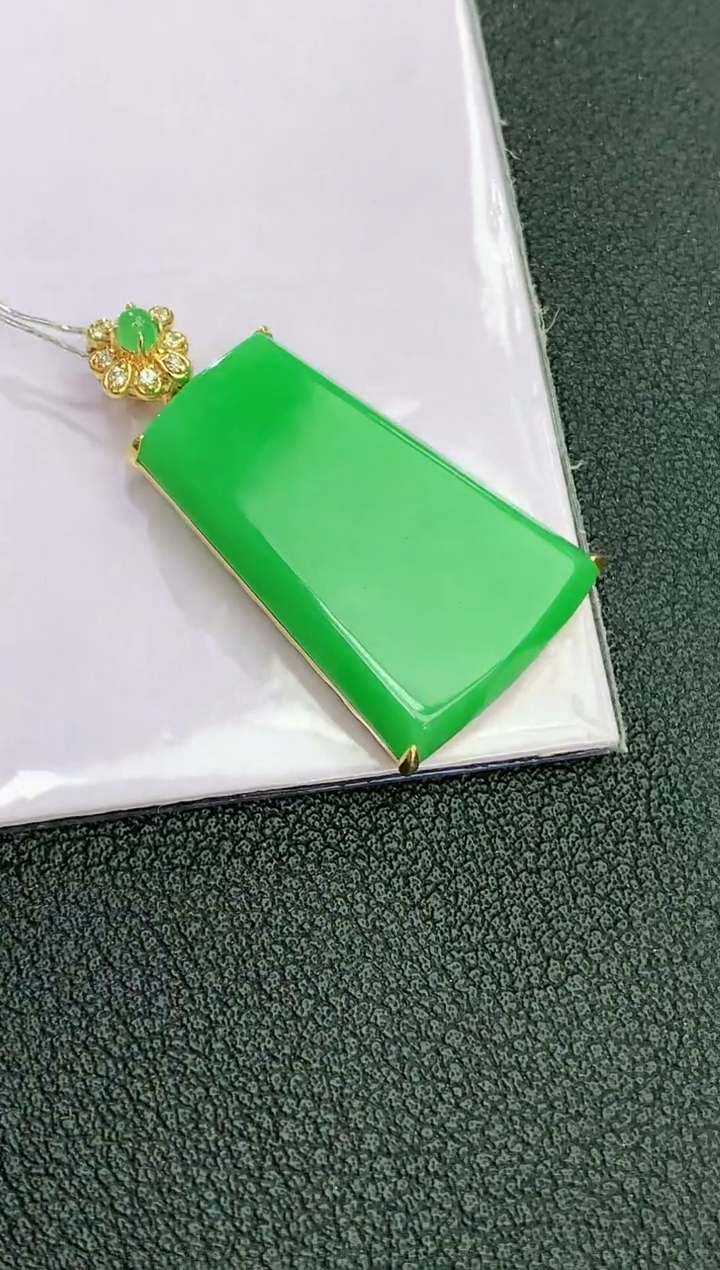 颈饰18K金镶嵌翡翠赠礼盒证书 麦麦