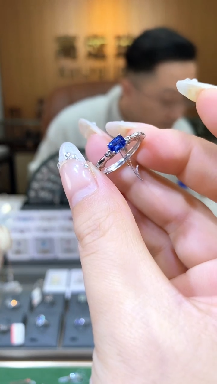 【闪购商品】蓝宝石戒指银S925镶嵌天然蓝宝石戒指