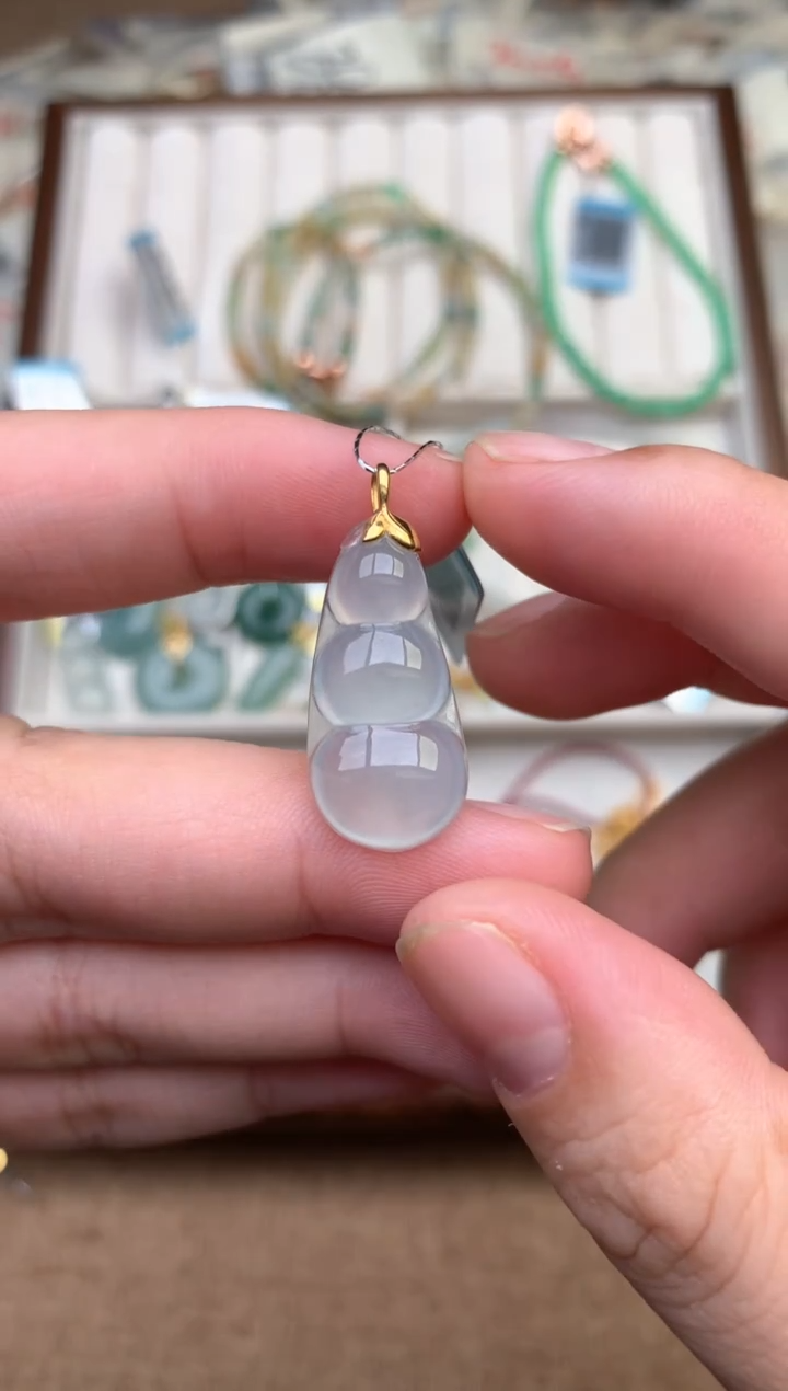 18K金镶嵌挂件翡翠一