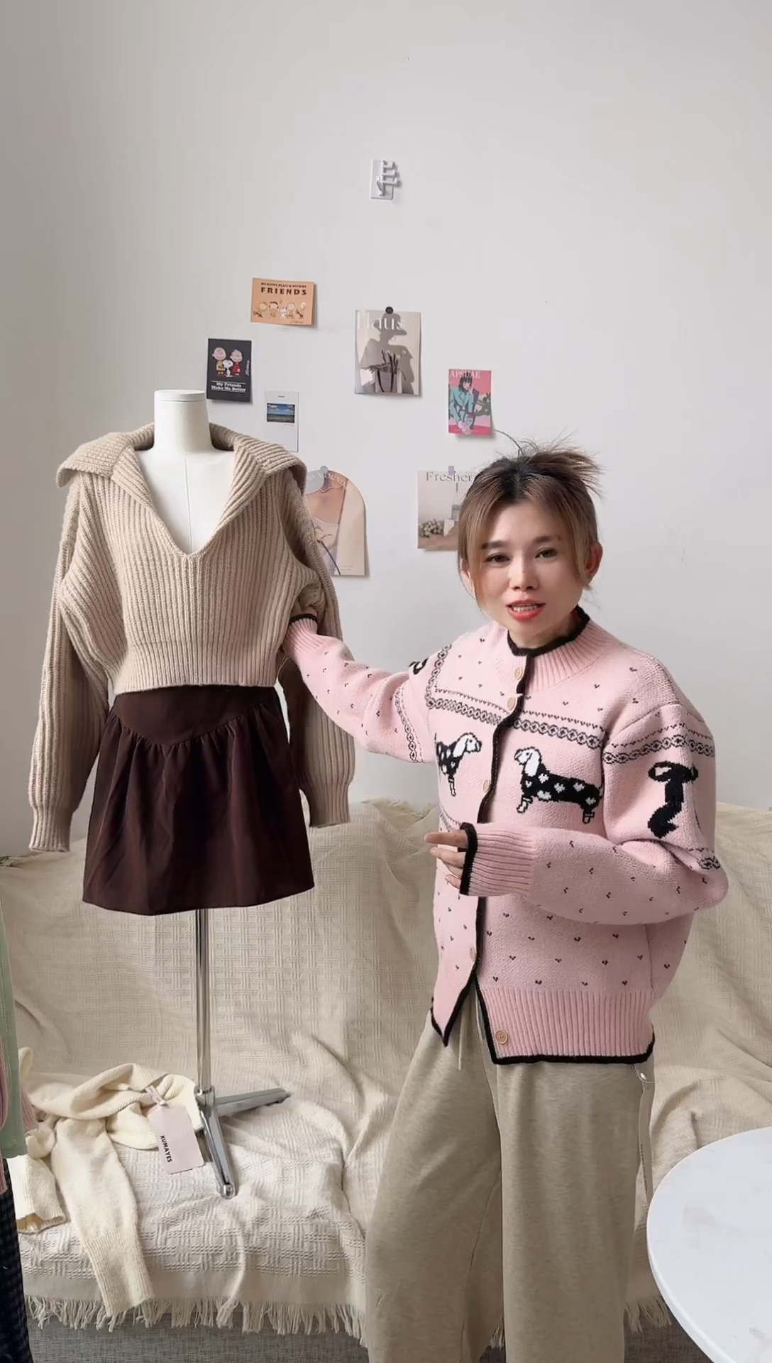 深v海军领卡其色毛衣