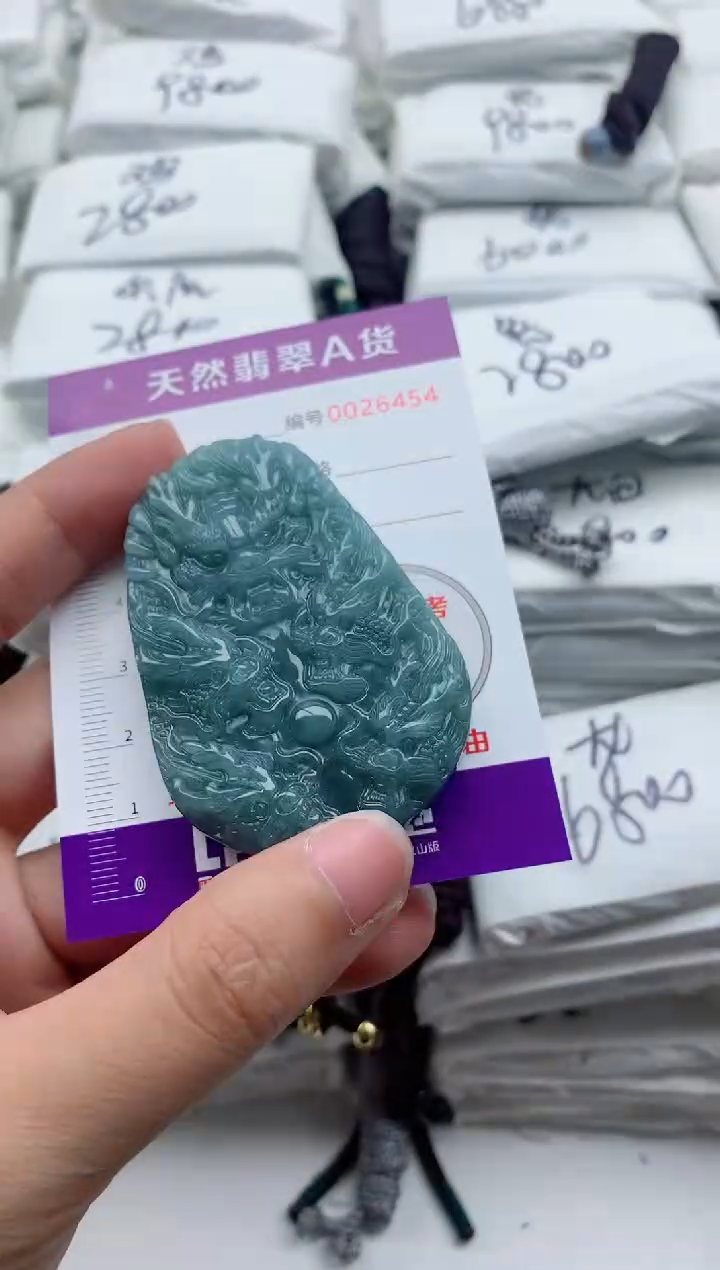 翡翠未镶嵌颈饰·