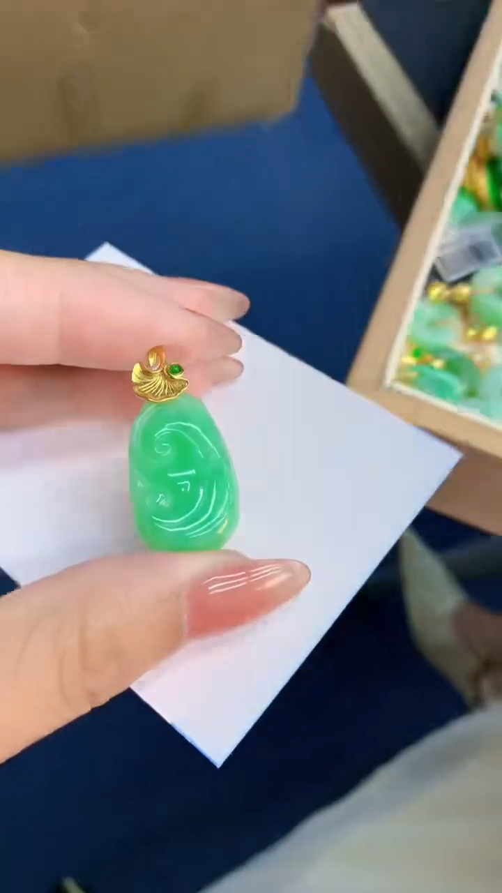 翡翠未镶嵌颈饰          1