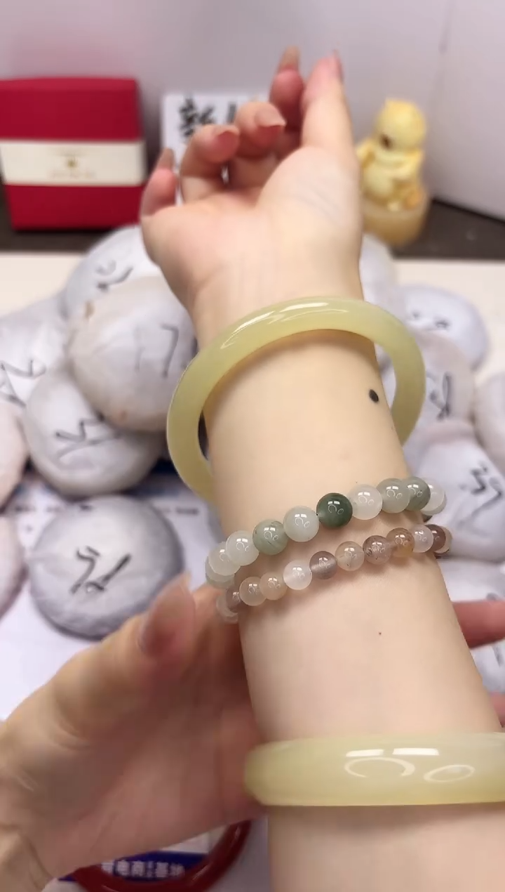 石英质玉手镯未镶嵌43-奶青美人条-圈口61