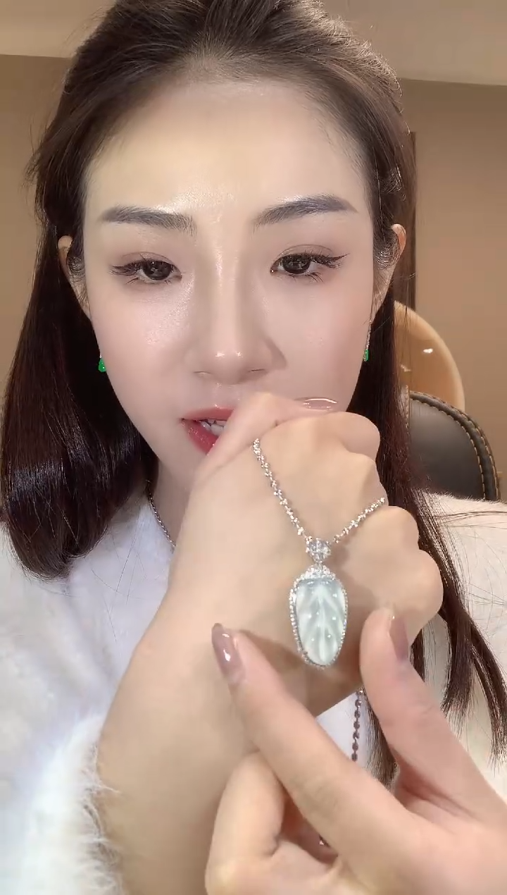 【闪购商品】翡翠吊坠(不含链)18K金镶嵌C15