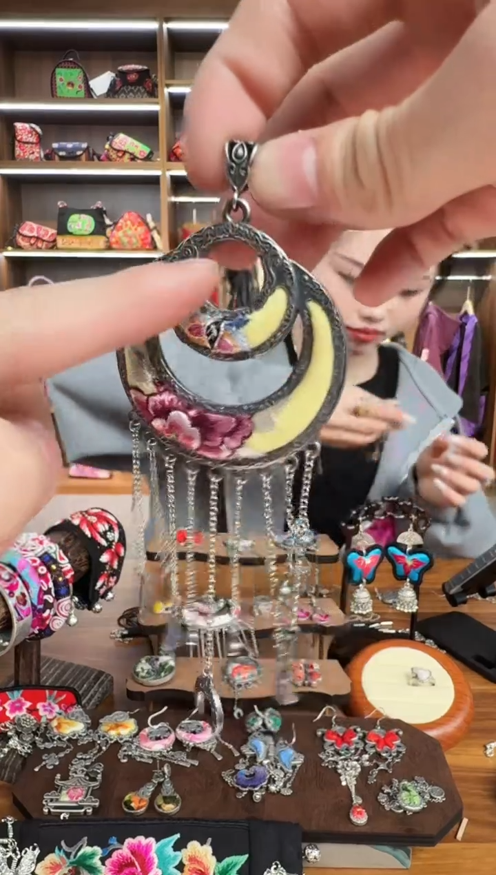 【闪购商品】织绣145蒙阿苏苗绣传承