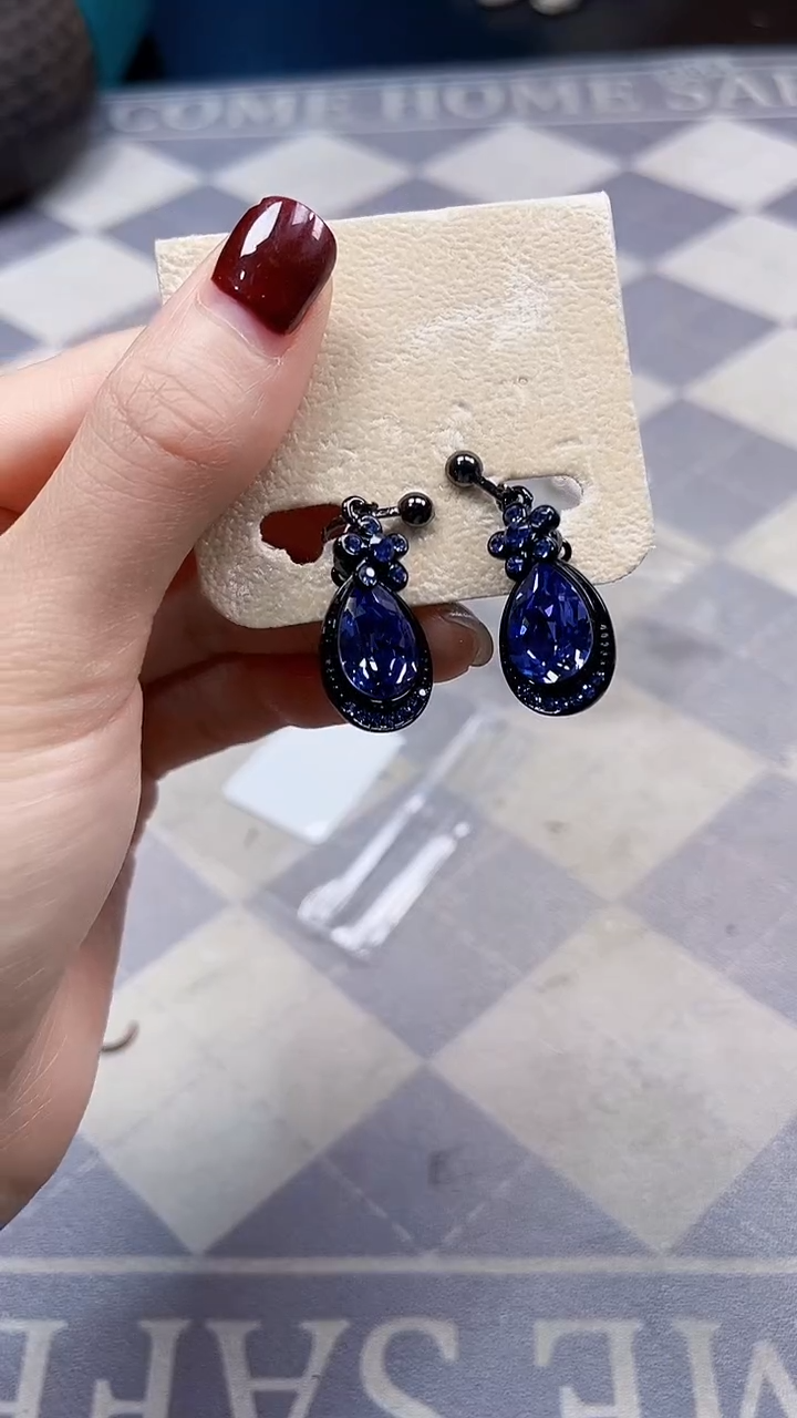 非金属无S**r如图所示时尚饰品