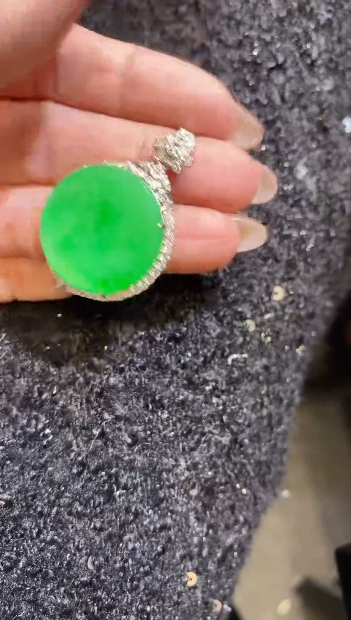 吊坠(不含链)18K金镶嵌翡翠弹****星无事牌