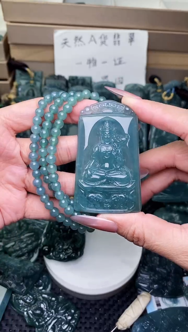 颈饰未镶嵌翡翠 