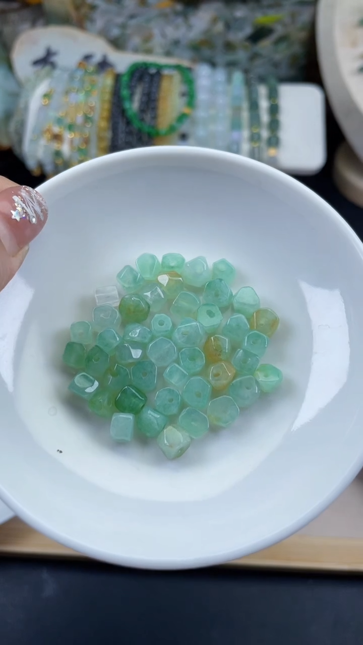 【闪购商品】翡翠颈饰未镶嵌天然翡翠散珠45颗55