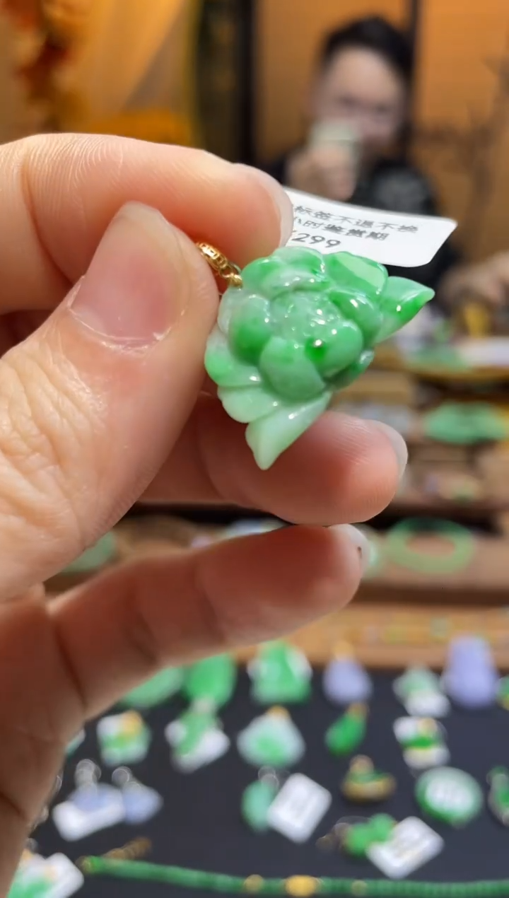 颈饰18K金镶嵌翡翠莲花