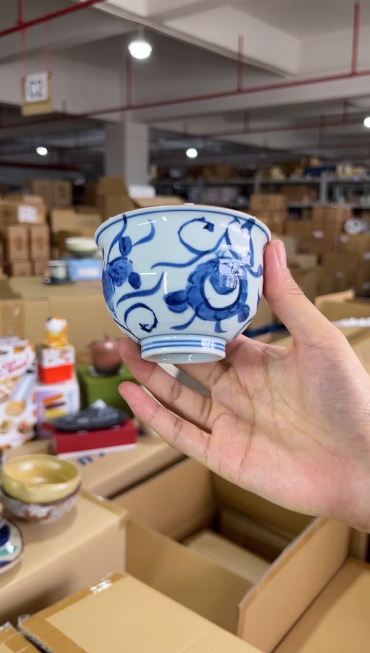 瓷片清清-蓝染草花茶杯