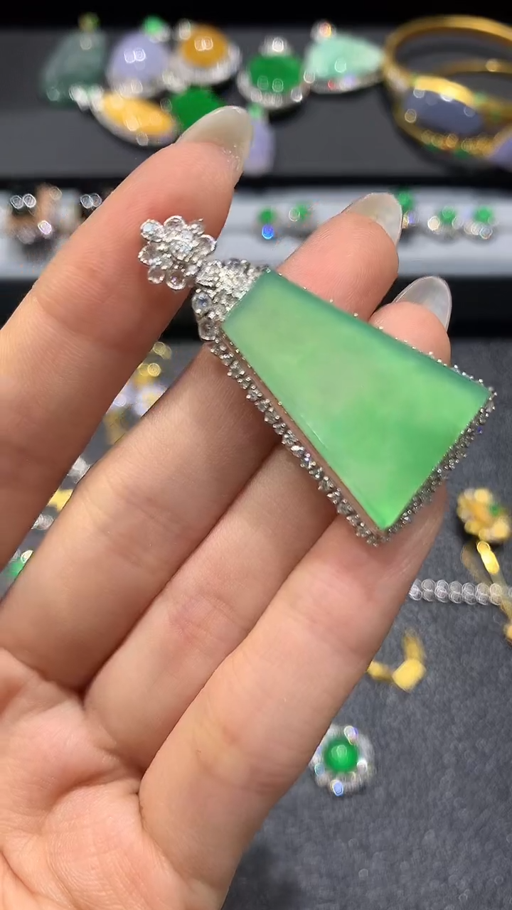 【闪购商品】翡翠吊坠(不含链)18K金镶嵌61团购