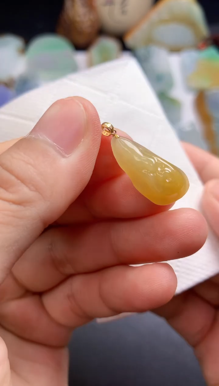 颈饰未镶嵌翡翠  