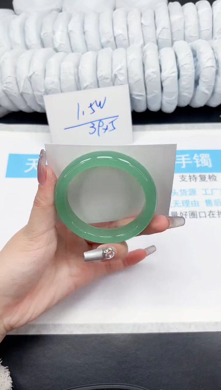 【闪购商品】石英质玉手镯未镶嵌100-56.6