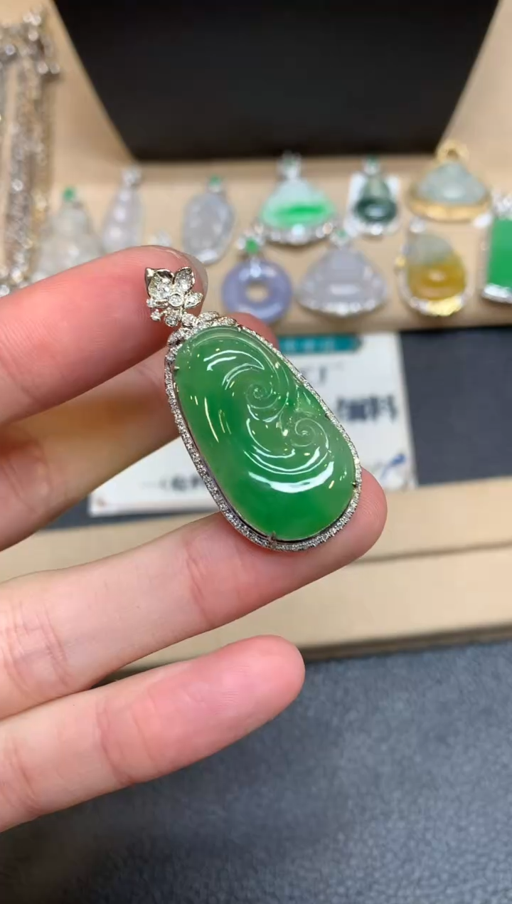 【闪购商品】翡翠颈饰18K金镶嵌如意【无服务费】