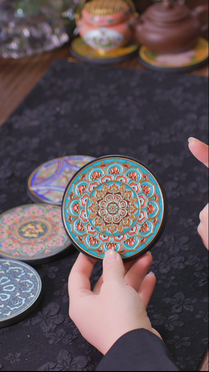 壹藏贰宝盛光图案杯垫一片