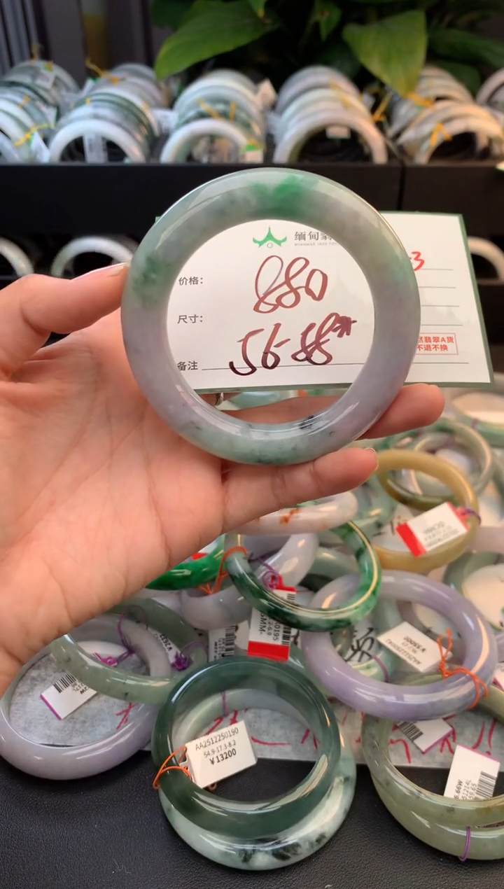 未镶嵌定制翡翠毛货需精细抛光+多人