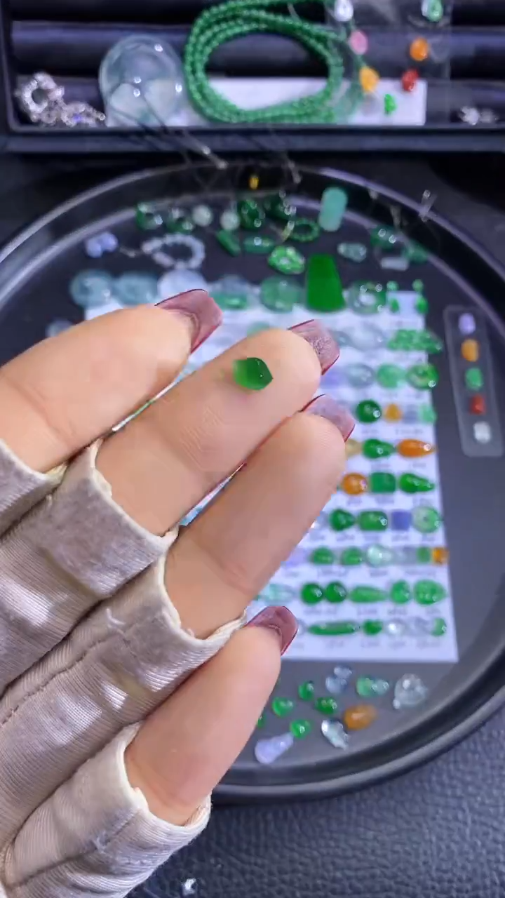 未镶嵌挂件翡翠切割