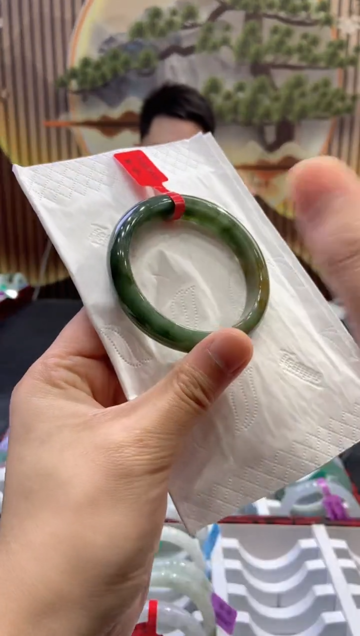 翡翠手镯未镶嵌多人05024
