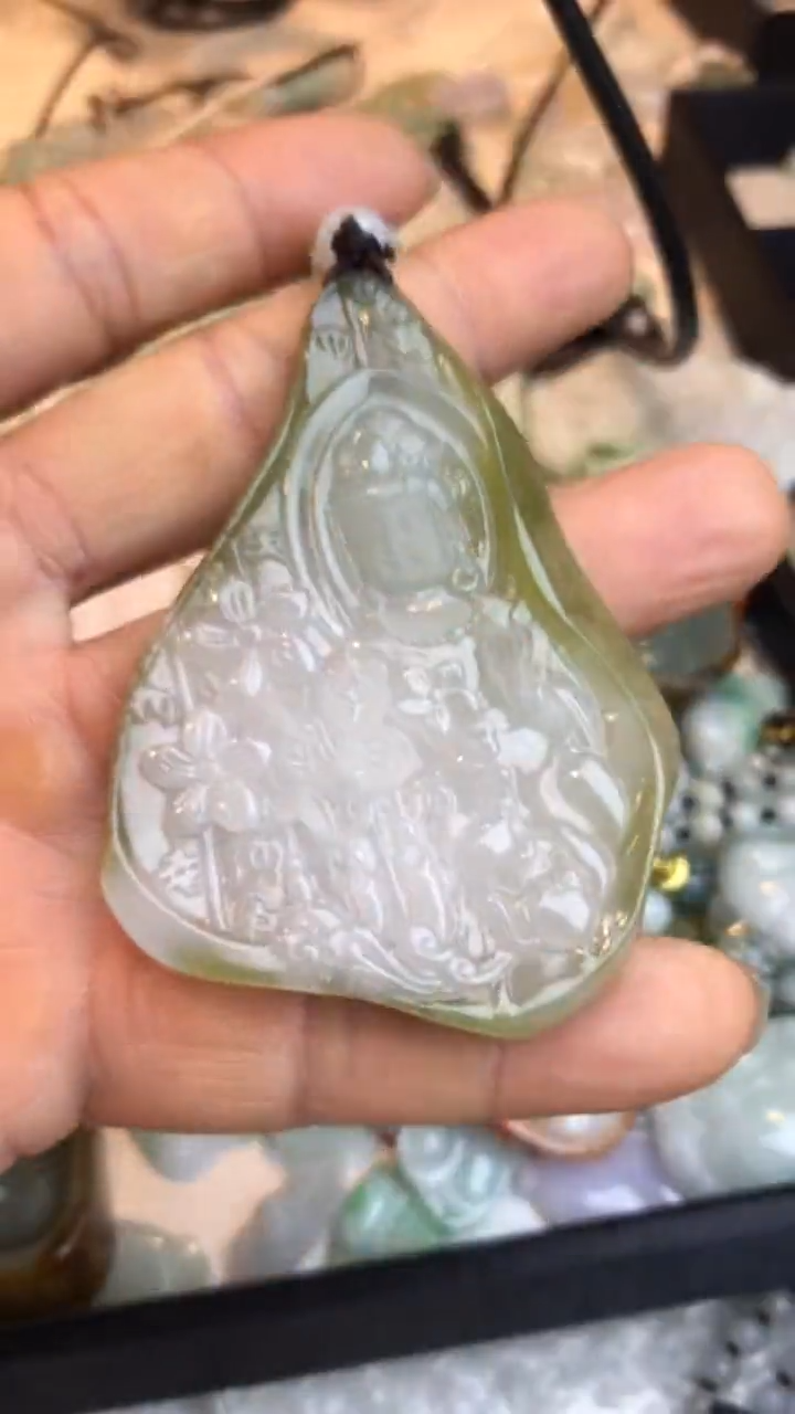 翡翠未镶嵌吊坠(不含链)大师工观音
