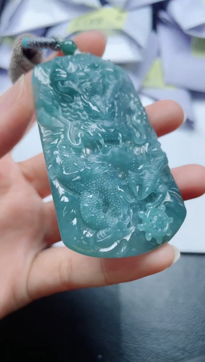 翡翠未镶嵌颈饰         