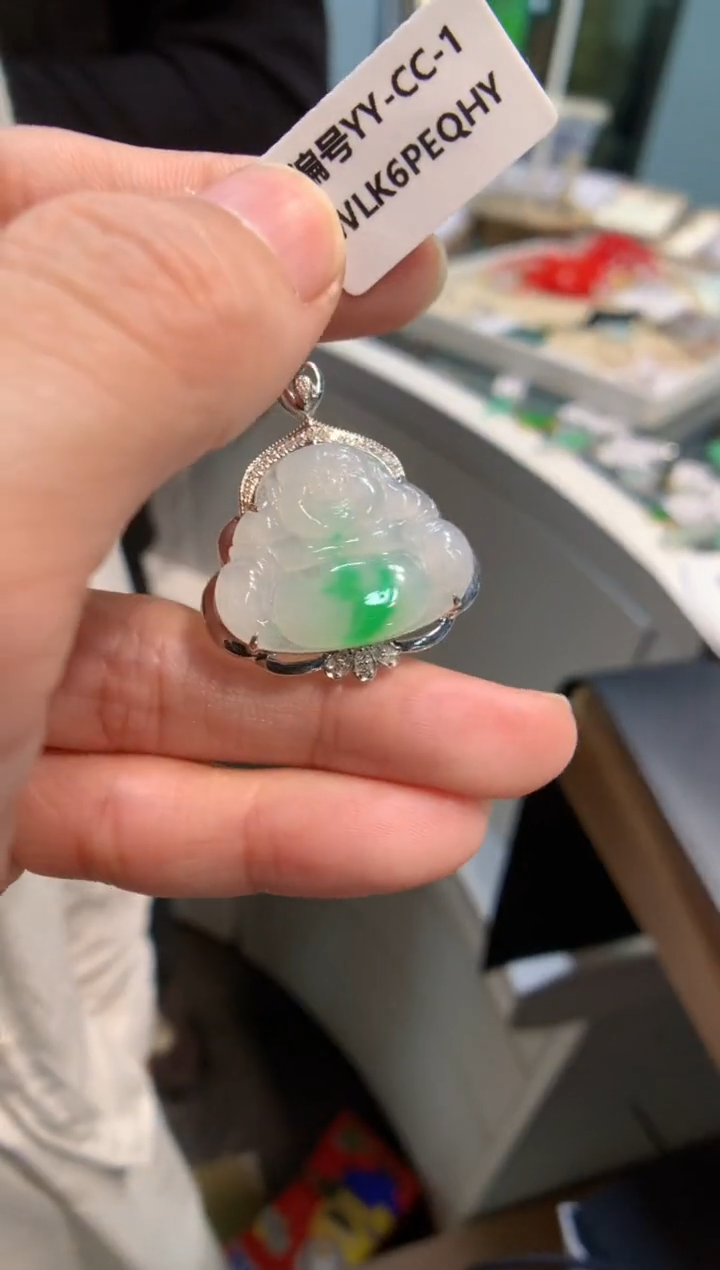 颈饰18K金镶嵌翡翠佛公