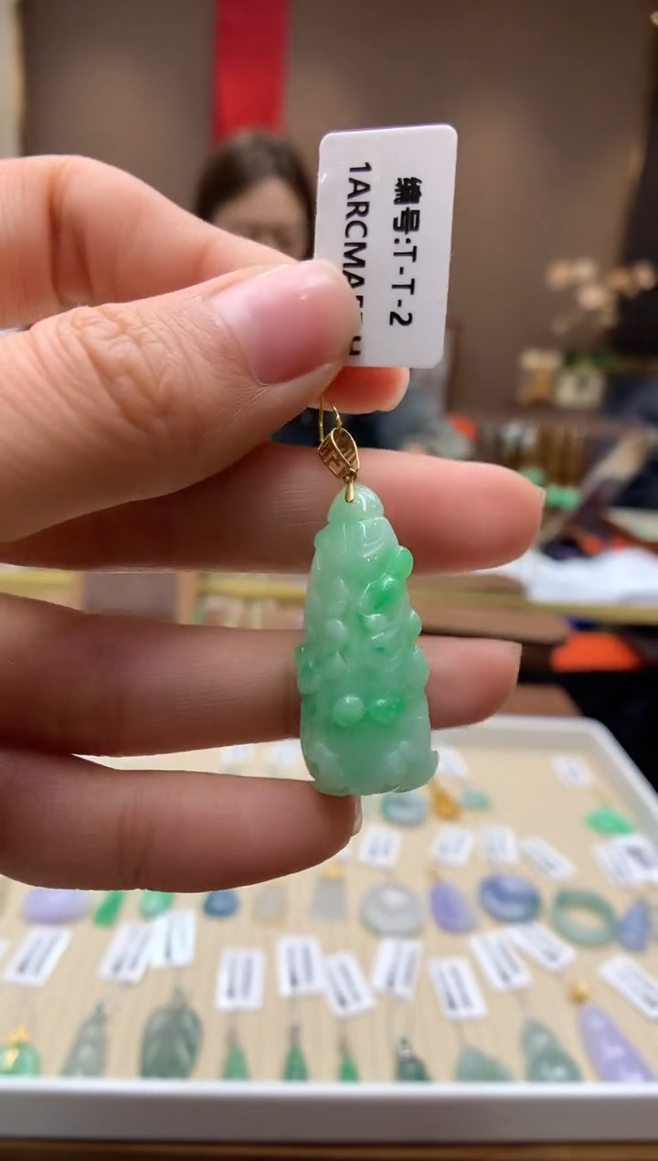 【闪购商品】翡翠颈饰18K金镶嵌白菜