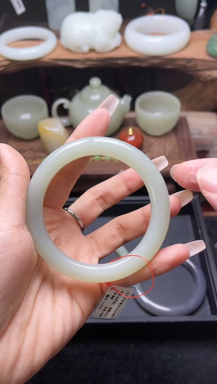 【闪购商品】和田玉手镯未镶嵌且末青白58+圈