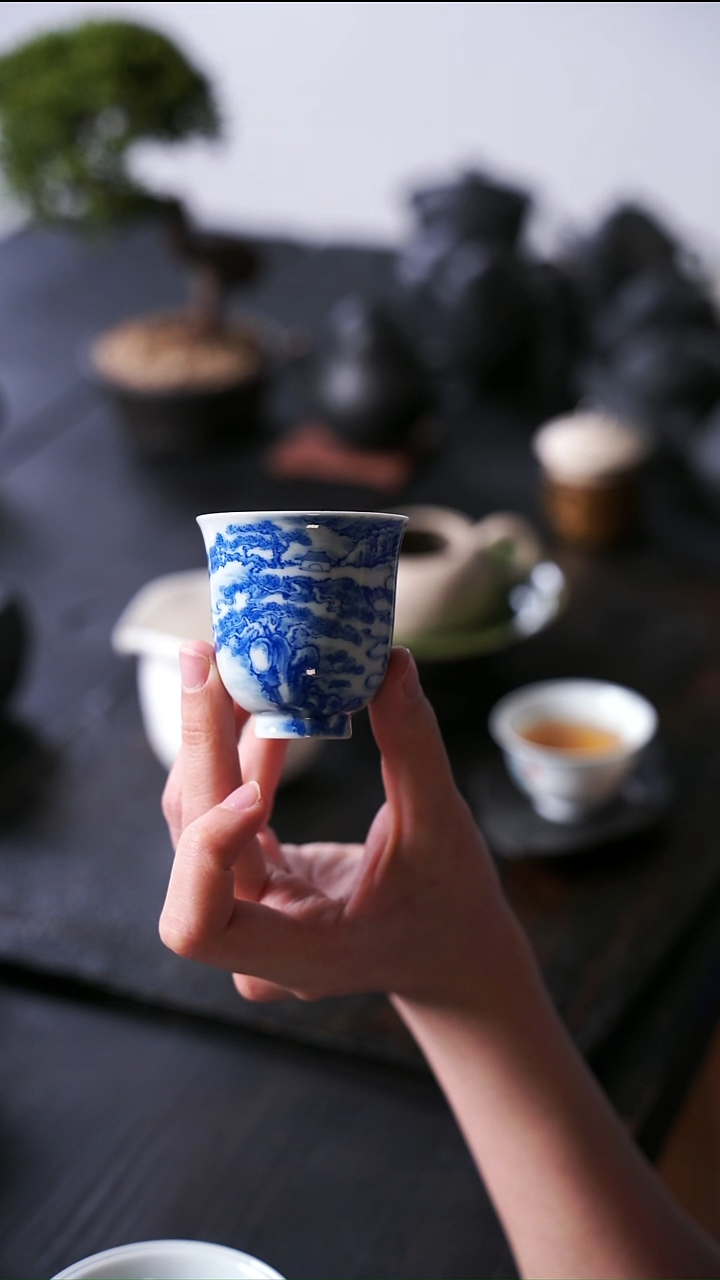 R*晶青花山水杯一件