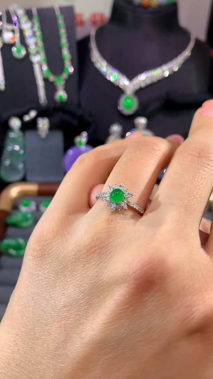 18K金镶嵌戒指翡翠戒指