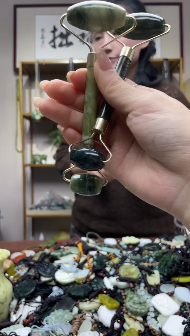 未镶嵌岫玉颈饰·