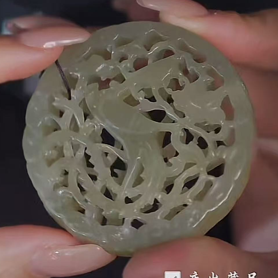 清代和田玉镂空佩 1