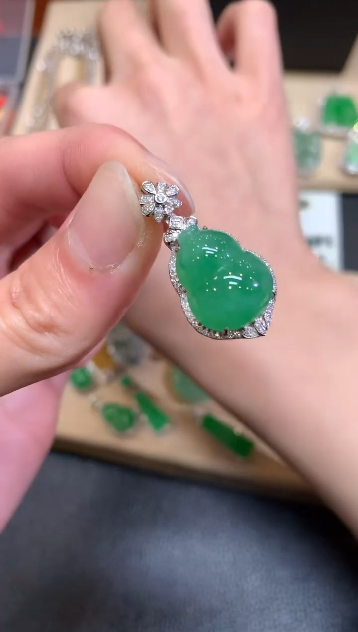 【闪购商品】翡翠颈饰18K金镶嵌葫芦【无服务费】