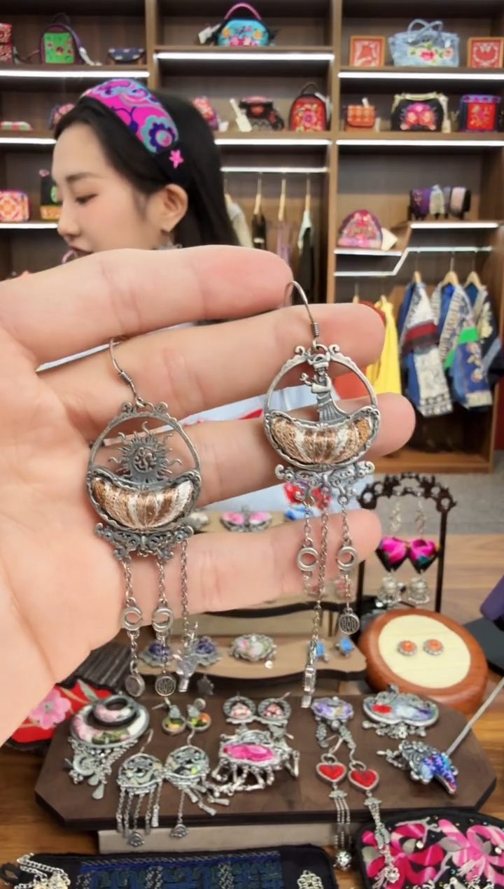 【闪购商品】织绣21蒙阿苏苗绣传承