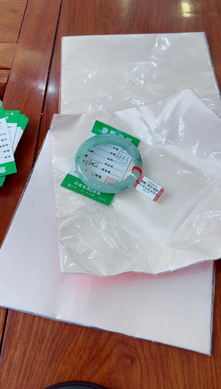 未镶嵌手镯翡翠⭕****。手镯